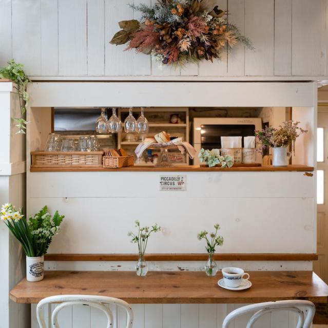 キッチン、カウンター席